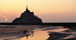 Mont Saint-Michel ao pôr do sol