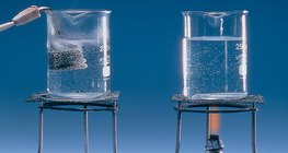 A perda de energia é menor para um aquecedor de imersão do que para uma chama aberta