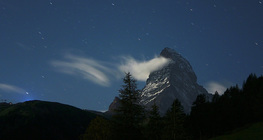 Cimeira do Matterhorn ao luar
