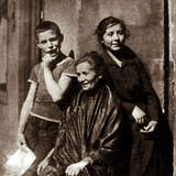 József Attila édesanyjával és Etel nővérével