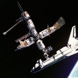 O vaivém espacial Atlantis une-se à estação espacial Mir
