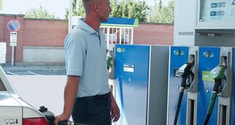 Reabastecer um carro em um posto de gasolina