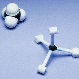 Modelos de espaço preenchido e de bolas e varetas da molécula do metano Modelos de espaço preenchido e de bolas e varetas da molécula do metano