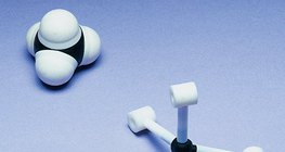 Modelos de espacio lleno y de barras y esferas de la molécula de metano