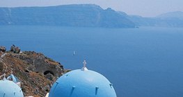 Edifício religioso típico em Santorini (Grécia)