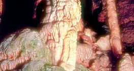 Estalactites na caverna de Baradla no carste de Aggtelek