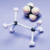 Modelos de espaço preenchido e de bolas e varetas da molécula do etano com a conformação de energia mais baixa Modelos de espaço preenchido e de bolas e varetas da molécula do etano com a conformação de energia mais baixa