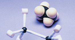 Modelos de espacio lleno y de barras y esferas de la molécula de etano de la conformación de energía más baja