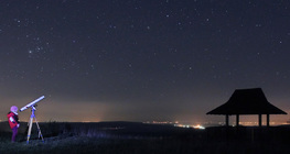 Criança observando o céu