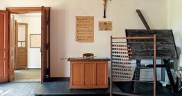 A antiga escola da aldeia em Ópusztaszer, Hungria