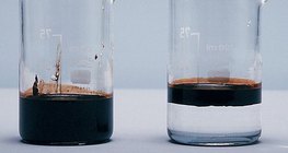 El petróleo flota en el agua