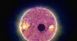 Imagem ultravioleta da Lua passando em frente ao Sol
