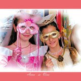 Meninas vestidas com fantasias de Carnaval