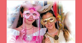 Meninas vestidas em fantasias de carnaval