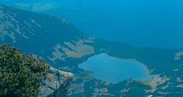 Laguna en los montes Cárpatos