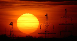 Mancha solar gigante no sol poente