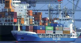 Navios no porto de Hamburgo