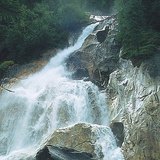 Riacho de montanha de fluxo rápido e queda alta