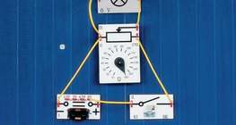 Ajustar o brilho da lâmpada recorrendo a um potenciómetro