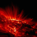 As linhas do campo magnético do Sol são visíveis na área ao redor das manchas solares