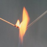 Prueba de combustibilidad con una varilla de vidrio y un palillo de madera