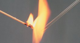 Exame de combustibilidade de vidro e hastes de madeira