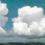 Enorme nuvem cumulonimbus desenvolvida verticalmente