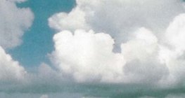 Enorme nuvem cumulonimbus desenvolvida verticalmente
