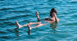 Banhista no Mar Morto