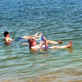 Bañistas en el mar Muerto