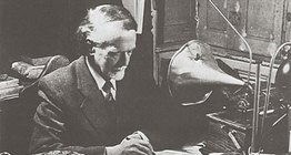 Zoltán Kodály usando o fonógrafo para verificar as melodias notadas