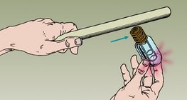 La energía del campo eléctrico se reduce cuando el bulbo brilla