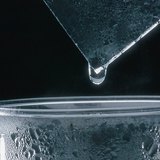 O vapor de água condensa numa superfície fria