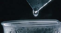 O vapor de água condensa em uma superfície fria