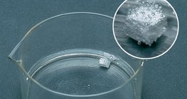 Reacción del etanol con sodio mientras se forma gas de hidrógeno