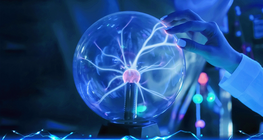 Quem descobriu que os eletrões têm carga negativa?