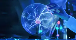 ¿Quién descubrió que los electrones tienen carga positiva?