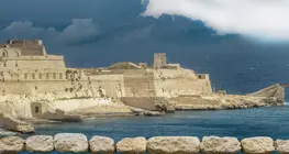 Resistiendo las olas y los ataques – El Fuerte de San Telmo